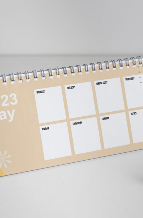 calendario-sobre-mesa-cuadrado